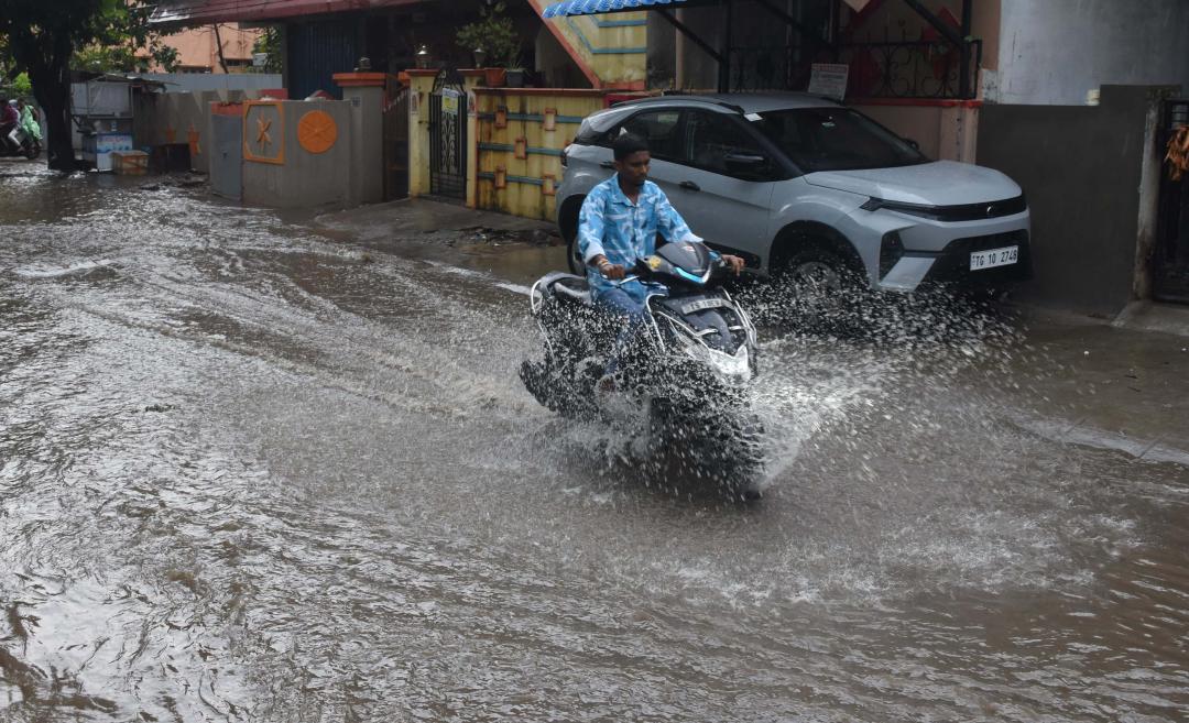 Read more about the article Heavy Rainfall Alert: Hyderabad’s Streets Might Be Underwater Soon!