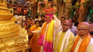 Read more about the article Chandrababu Naidu Offers Silk Robes to Tirumala Temple