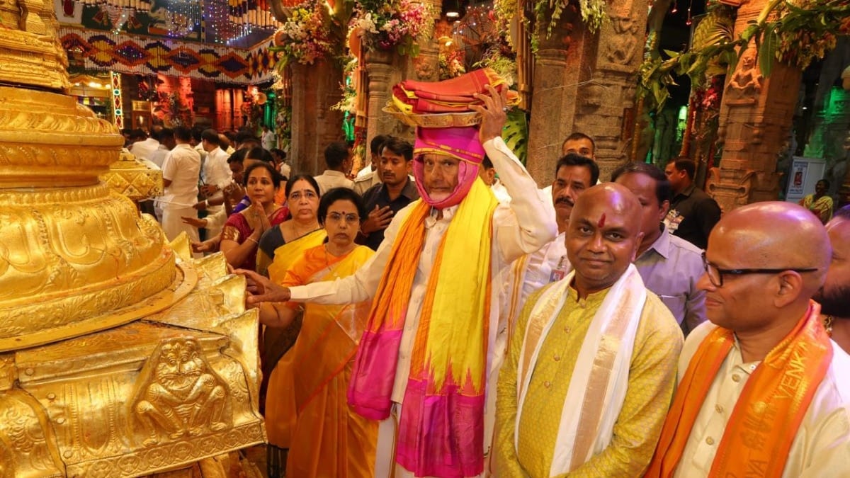 You are currently viewing Chandrababu Naidu Offers Silk Robes to Tirumala Temple