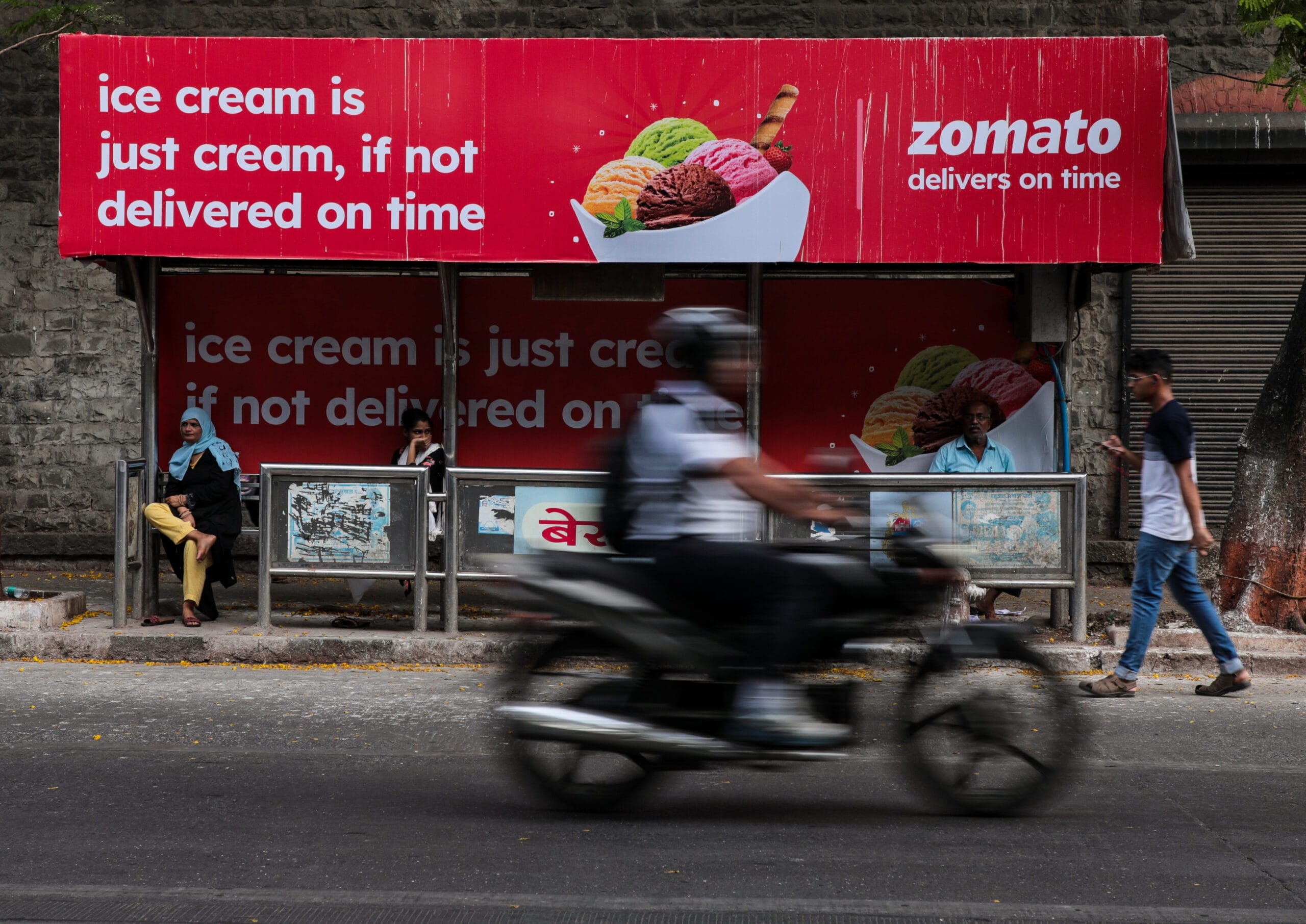 Read more about the article Zomato Targets $1 Billion Before Swiggy  IPO