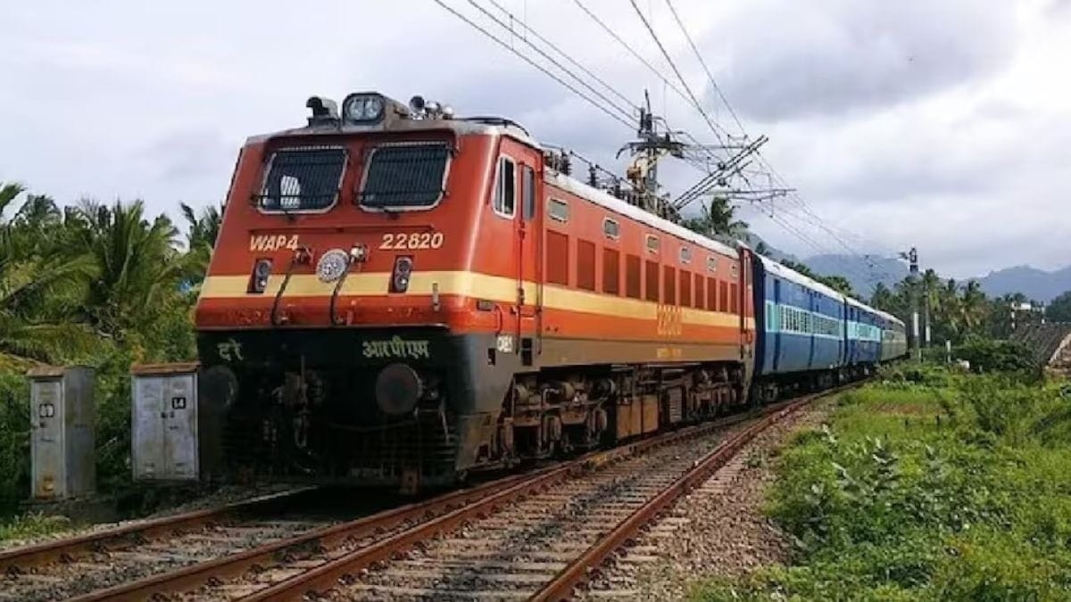 You are currently viewing Fire Breaks Out on Train to Delhi After Firecracker Explosion