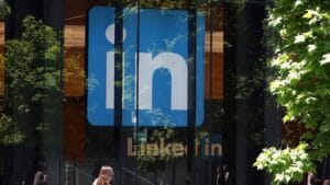 Read more about the article iPhone Required, But Stipend is ₹6,000? LinkedIn Post Highlights Job Market Oddity